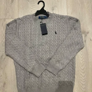 Ralph lauren stickad tröja  - Säljer denna snygga stickade Ralph lauren tröjan. Storlek M