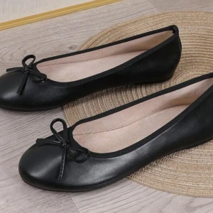 Svarta ballerinaskor med rosett - Säljer nu mina svarta söta ballerina skor då de ej kommer till användning. Använda endast 1-2ggr. Med tanke på att alla ballerina skor tar slut vid somrarna så kan det vara bra att köpa i förväg! 