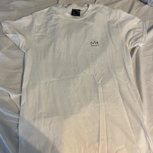 HOV1 T-shirt  - Super snygg HOV1 T-shirt som är äkta, köpt på konserten 2023! Priset kan diskuteras!