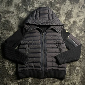 Moncler Padded Zip-up Cardigan - Säljer min Moncler Cardigan som är blå och i storlek S. Jag säljer den därför att den har blivit för liten för mig så den ligger bara i garderoben. Den är i toppskick och säljs för ett rimligt pris.