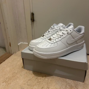 Nike Air Force 1  - Säljer dessa i princip helt nya airforce 1 i size EU43, skorna fick jag i present men dem var för små, skorna är bara använda en gång och testade inget mer, pris kan diskuteras!! Tveka inte att skriva!!