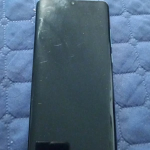 Huawei P30 - Huawei P30 med snygg gradient-baksida och Leica-kamera. Skärmen har några synliga repor men fungerar utmärkt. Android-telefonen är fullt fungerande och levereras med installerat antivirus. Perfekt för dig som vill ha en prisvärd mobil med bra kamera.