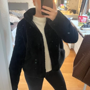 Päls jacka  - Mysig och varm svart pälsjacka från ONLY i storlek XS. Jackan har en fluffig och mjuk känsla, klassisk krage och stängs med knappar framtill. 