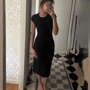 Svart glittrig klänning från Zara - Supersnygg svart klänning från Zara med glittriga detaljer. Klänningen är figurnära med korta ärmar och rund halsringning. Jag har aldrig använt eller tvättat klänningen nångång, helt nytt. Passar jättebra även om man är XS.
