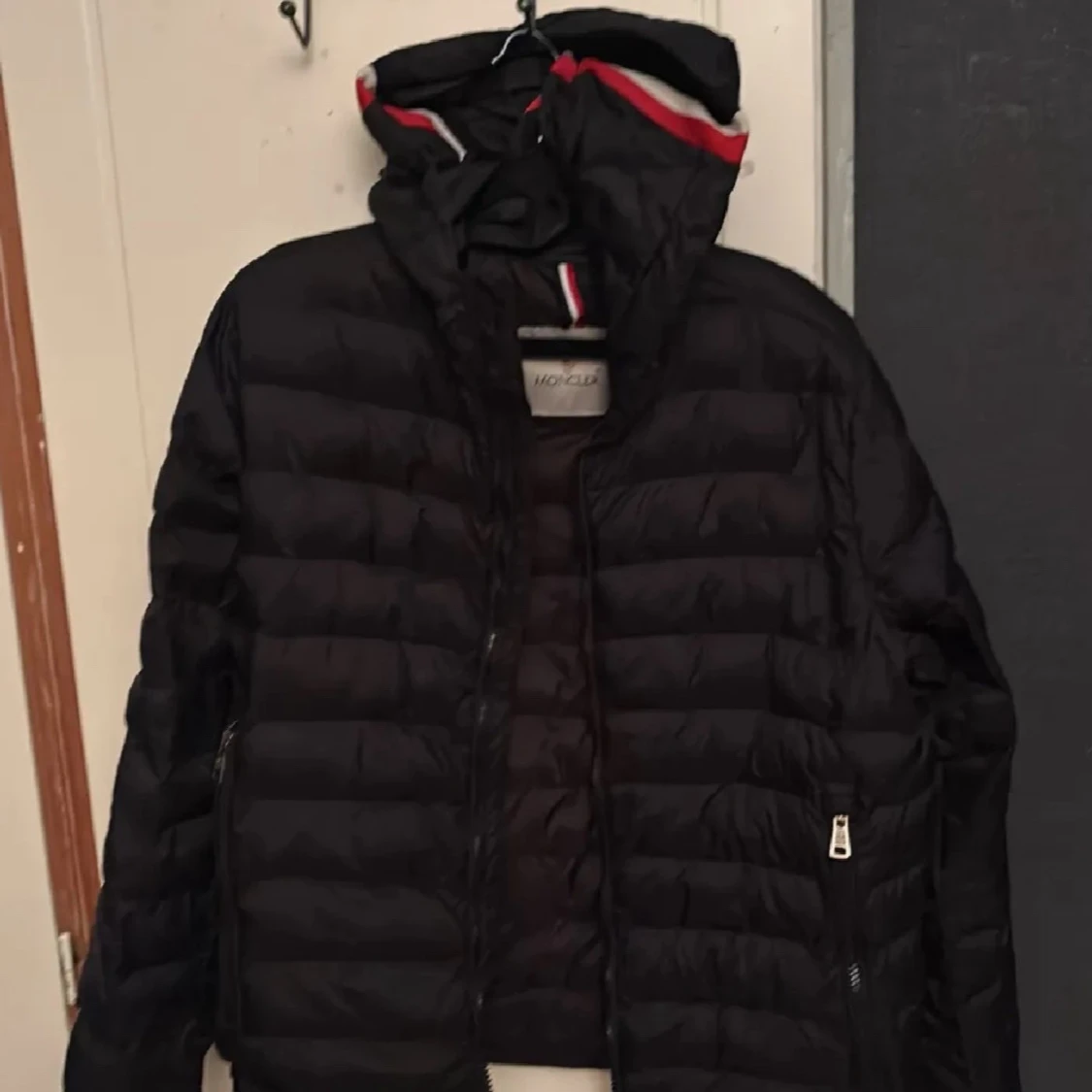 Svart pufferjacka från Holcola