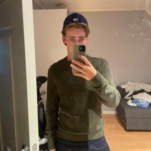 J.Lindeberg stickad tröja - Säljer en mörkgrön stickad tröja från J.Lindeberg i bomull. Storlek S och är väldigt skön. priset går såklart att diskutera.