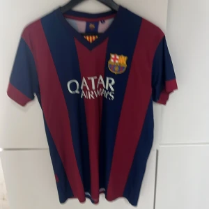 FC Barcelona Neymar Jr 11 matchtröja - V ringad barcelona tröja neymar på ryggen. lite skador på sponsorn (framsida) annars bra