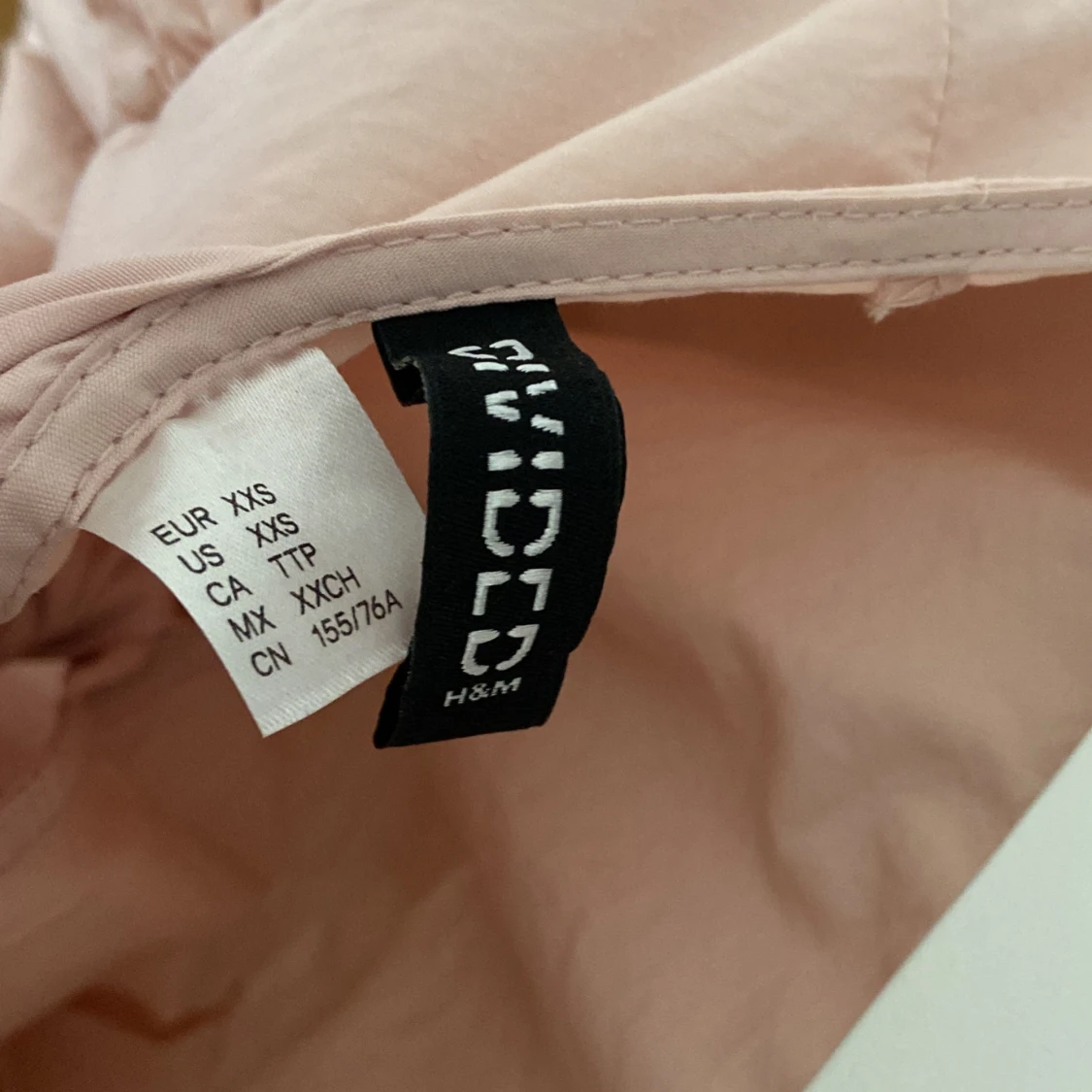 Ljusrosa blus med rosetter från H&M - 3