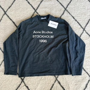 Acne studios tröja - Säljer denna sjukt snygga och stilrena Acne Studios-tröja i storlek S passar M. Kvaliteten är fantastisk, och den sitter riktigt snyggt på! Passar perfekt till både vardag och mer uppklädda outfits. Inga defekter,   📦 Skickas snabbt eller kan mötas upp efter överenskommelse. 💬 Skriv privat vid frågor eller om du vill ha fler bilder!  