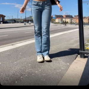 Levis 517 ljusblå bootcut jeans W28 L34 - Säljer ett par Levis 517 jeans i ljusblå tvätt med klassisk bootcut passform. Snyggt femficksmodell, med normal midja och raka ben som blir lite vidare nedtill. Jeansen är tillverkade i mjukt denim och har Levis ikoniska bakfickor med V-söm. Nypris är 1250 kr! 
