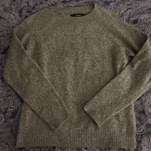 Stickad tröja från Vero Moda - Väldigt fint och nytt skick då jag bara använt den en gång. Säljer jättefina kläder kika gärna!!💗💗