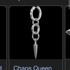 Silvriga örhängen Maria Nilsdotter - Kvitto och box tillkommer, äkta såklart. nypris är 5100 och jag vill sälja dom för 3500❤️ skriv om du endast vill köpa ett örhänge