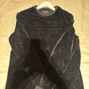 Guess kofta/tröja - Hej! Säljer nu min svarta tröja från Guess. Färgen är svart och jag har knappt använt den. Tröjan är i storlek S. Skriv till mig om det är nåt ni undrar över. OBS! PRISET KAN DISKUTERAS!