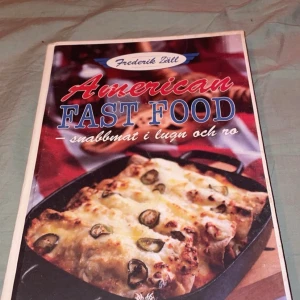 American Fast Food – snabbmat i lugn och ro - Upptäck amerikansk snabbmat på ett nytt sätt! Boken bjuder på recept som Buffalo Chicken Wings, Sizzling Fajitas och Mississippi Mud Pie. Perfekt för dig som vill laga god och enkel mat hemma, njuta av smaker och samtidigt ta det lugnt.
