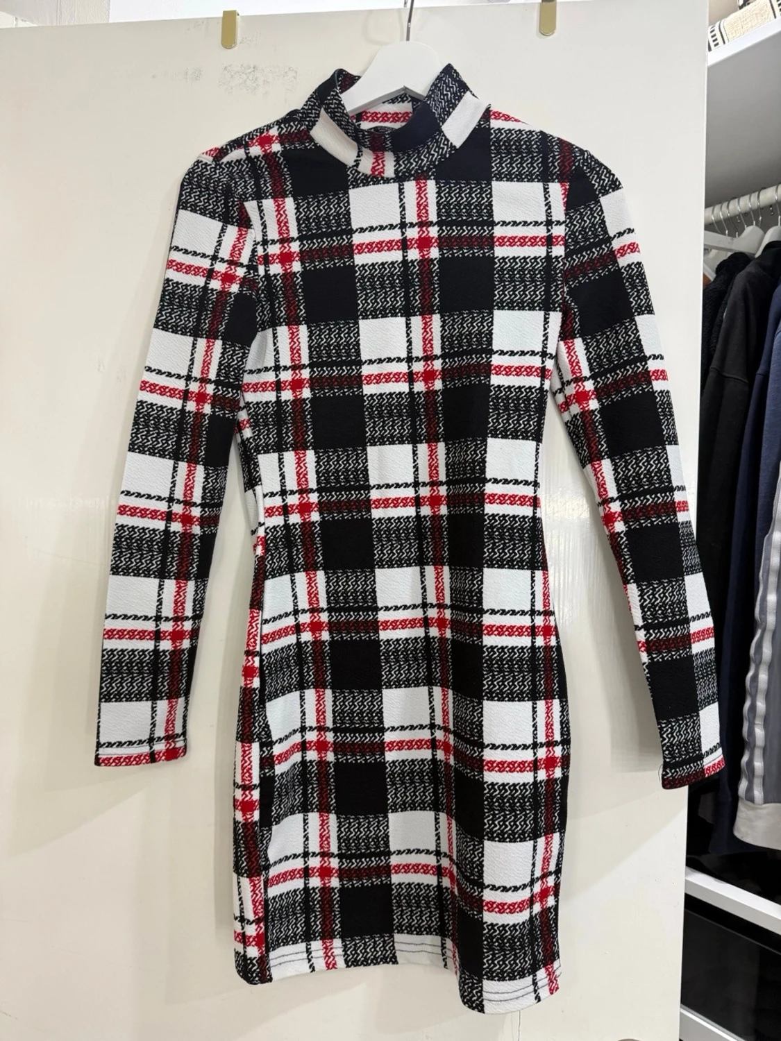 Rutig kortklänning med polokrage