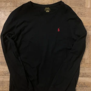 Ralph lauren tröja - Säljer denna Ralph lauren tröja eftersom jag har växt ur den. Den är i väldigt bra skick. Det är storlek M