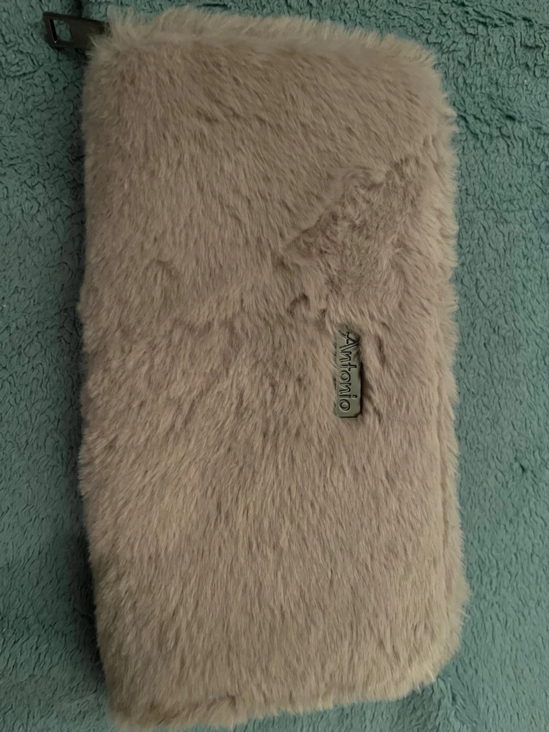 Ljus lila fluffig plånbok från Antonio