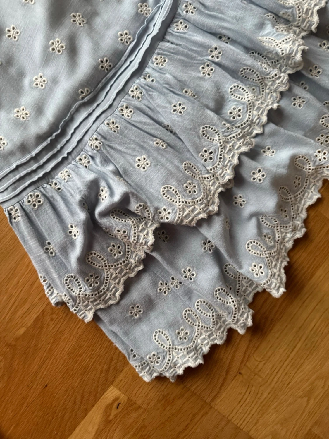 Ljusblå långklänning med spetsdetaljer från Lacemade - 2