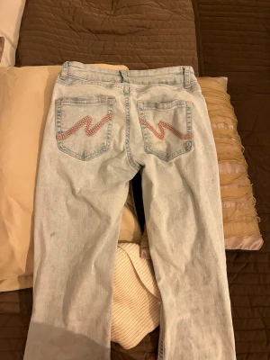 Ljusblå jeans från Nelly med hål - Säljer ett par ljusblå jeans från Nelly men de har lite fläckar och slitna ner till