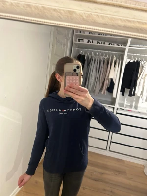 Tommy hilfiger hoodie - Mörkblå Tommy hilfiger hoodie köpt för 1400, mycket bra skick säljer pga att den är för liten. Storlek 152. Pris kan diskuteras😊