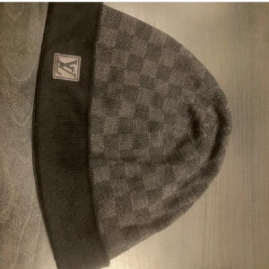 L—V mössa  - Säljer då jag behöver köpa ny vinter jacka. I bra skick, inga håll/skador.  