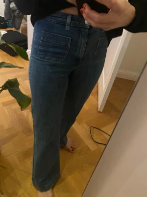 Jeans Other Stories - 70-tals jeans med två fickor, hög midja och utsvängda ben. Säljes då en storlek för små för mig. Fint skick, 