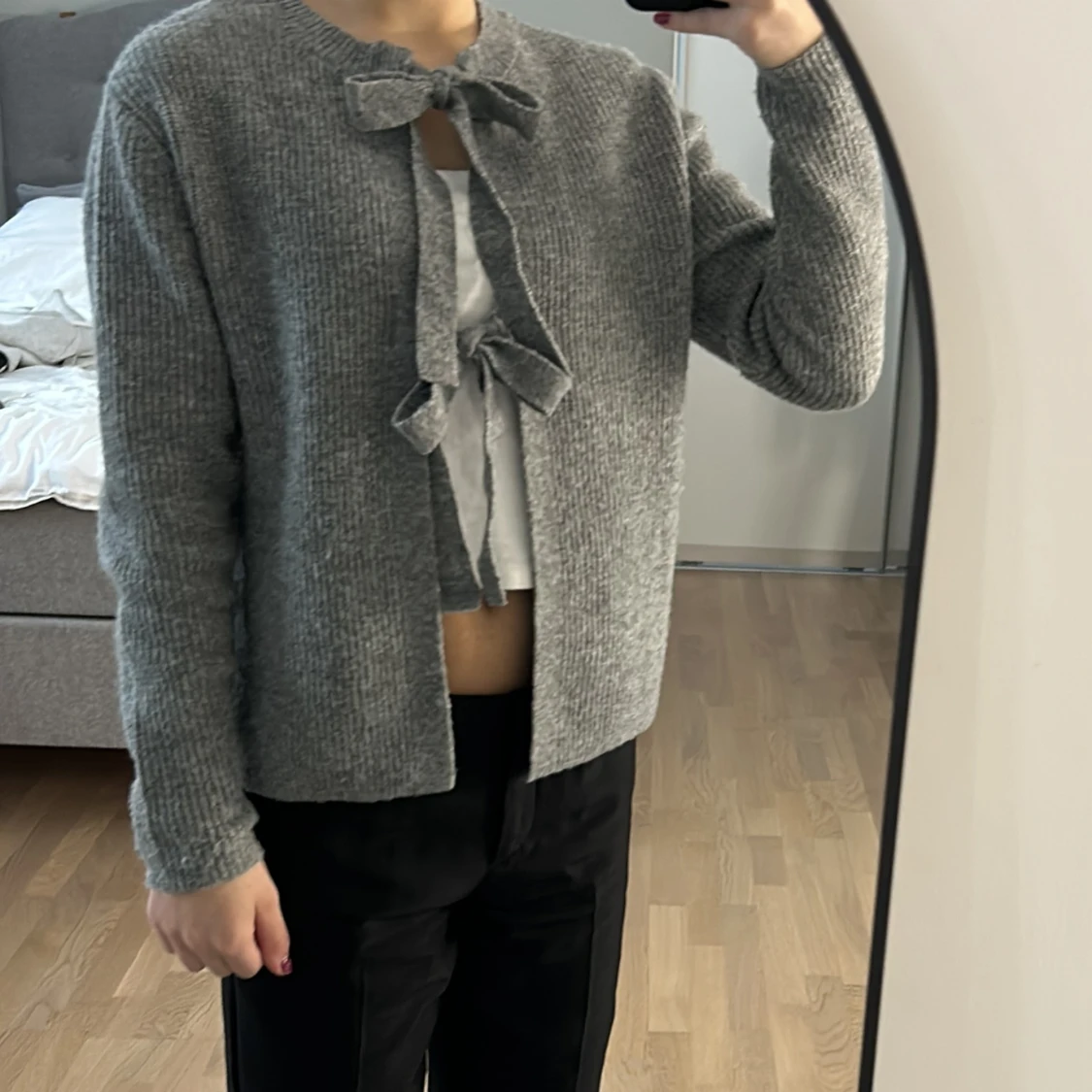 Grå kofta med rosetter från Pieces