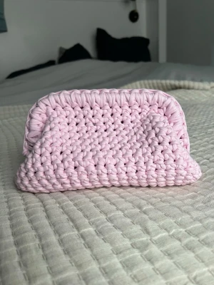 Virkad clutch  - Säljer denna virkade clutch i ljusrosa färg som jag själv har virkat. Skriv gärna om du är intresserad, och även om du är intresserad efter andra färger💞 se mått i sista bilden💕