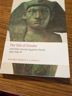 The Tale of Sinuhe and Other Ancient Egyptian Poems 1940–1640 BC - Upptäck spännande berättelser och poesi från det forntida Egypten! Den här boken samlar klassiska texter som tar dig till en värld av äventyr, visdom och mystik. Perfekt för dig som gillar historia, kultur och episka historier från en svunnen tid. Några understrykningar finns i boken 