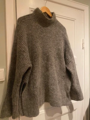 Stickad tröja i bra kvalitet  - Så fin stickad tröja i mohair/wool blend. Knappt använd men är så fin, kommer inte till användning, därför säljs den! 🩷🩷 Färgen är grå ochr i storlek S