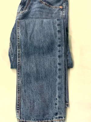 Byxor jeans - Använda ett par gånger passar inte mer m L