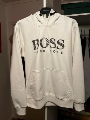 Hugo boss hoodie  - En Hugo boss hoodie som är helt ny. Den är i storlek L men kan även passa M. Vid frågor är det bara att höra av sig 