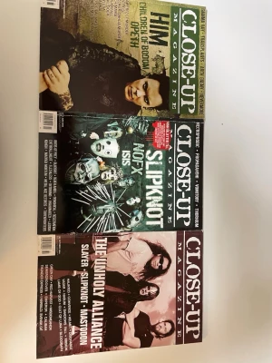 Close-Up Magazine (3 nummer: #69, #76, #111) - Tre nummer av Close-Up Magazine, fullmatade med intervjuer, reportage och bilder på band som Slipknot, HIM, Slayer, Mastodon, NOFX och många fler. Perfekt för dig som älskar hårdrock, metal och alternativ musik. Inspireras av bandens stil och upptäck nya favoriter!