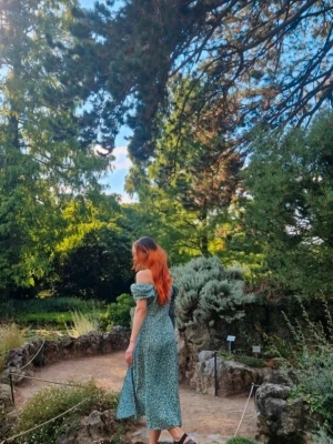 Blommig klänning  - Gullig grönblommig klänning i tunt material. Puffiga ärmar som kan sitta uppe på axlar eller off the shoulder. Slit i ena nedre kanten och dragkedja bak.   Mycket fint skick. Köptes i nyskick här på Vinted, säljer vidare då strl större passade mig bättre.