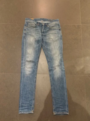 Ljusblå jeans från Dondup , storlek 32 - Säljer ett par ljusblå jeans från Domdup giorgio i storlek 32. Jeansen har klassisk femficksdesign, snygga slitningar framtill och bakfickor med unik broderad detalj. De är raka i modellen och har en fräsch tvättad look. Perfekta till sneakers eller boots. Hör av dig om du har några frågor. Pris kan diskuteras 