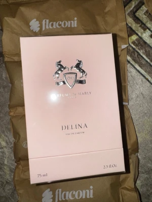 Parfums de Marly Delina 75ml - Delina från Parfums de Marly är en exklusiv Eau de Parfum på 75 ml. Tillverkad i Frankrike. Ingredienser: Alcohol Denat., Parfum (Fragrance), Aqua (Water), Limonene, Linalool, Citronellol, Geraniol, m.fl. Perfekt för dig som vill ha något lyxigt och trendigt.