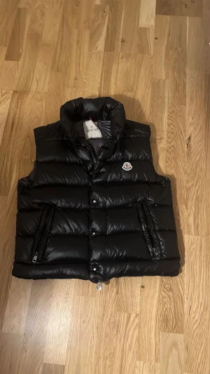 Moncler väst - En moncler väst som är lite tjockare som passar perfekt nu under våren. Nfc Scan fungerar såklart men äktheten på västen är okänd( därav priset) Knappast använd och den är väldigt fräsch och har inga tecken på användning. Den är storlek 2 i moncler vilket motsvarar till M om ja inte är helt fel ute men den sitter lite kortare så S funkar med! Priset börjar vid 1750 men kom gärna med bud( inga byten) Hör av er vid frågor eller andra funderingar!