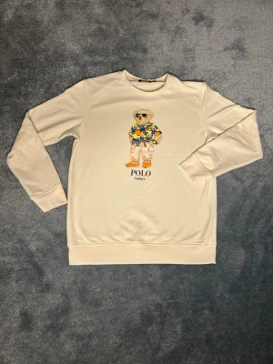 Beige sweatshirt Polo Bear Ralph Lauren - Beige Polo Bear Tröja | Skick; 9/10 | Jag svarar fort vid frågor | Snabb leverans | Perfekt inför vintern | Passar dig mellan 170-185 cm |