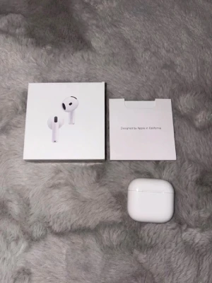 Apple AirPods 4 (ANC) - Säljer ett par helt nya Apple AirPods 4 (ANC), modell A3050/A3056/A3058. Komplett med originalkartong och dokumentation. Trådlösa hörlurar med aktiv brusreducering. Produkten ser oanvänd ut och är i nyskick utan synliga defekter.