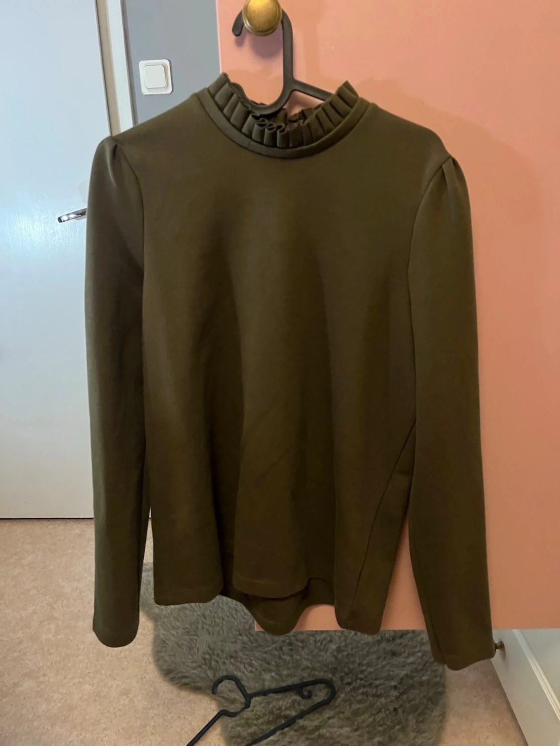 Mörkgrön långärmad topp med volang