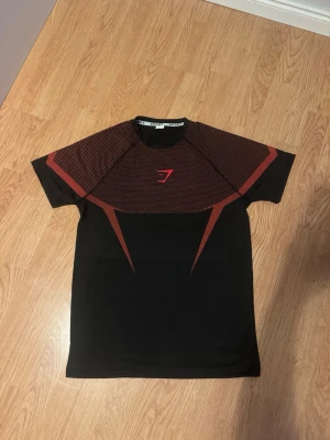 Onyx Gymshark  - Säljer en helt ny och oanvänd onyx gymtröja i vinröd. Vid fler frågor är det bara att höra av sig🙌