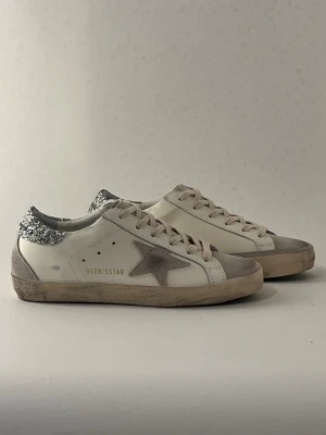 Golden Goose  - Säljer dessa snygga golden Goose skor med glitter. Storlek 38. Skorna är i jättebra skick inga deffekter. Jag är öppen för prisförslag. Kan gå ner o pris vid snabb affär!