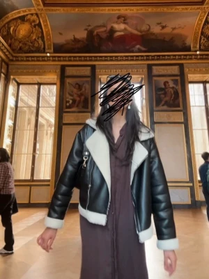 Svart teddyjacka med fuskpälsdetaljer - Säljer en svart teddyjacka från ginatricot med krage och detaljer i beige fuskpäls. Jackan har en croppad passform, dragkedja framtill och mjukt foder som syns vid krage, ärmslut och nederkant. Perfekt för dig som vill ha en cool och mysig look.