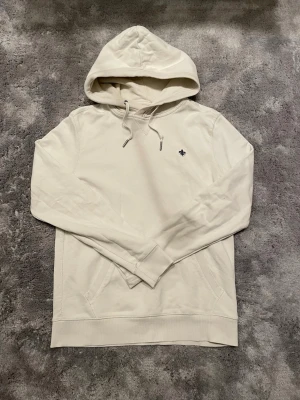 Morris hoddie  - En vit hoddie från Morris som passar mellan 170-177 och om man väger runt 55-65 kg. Den är i bra skick. Skriv för fler frågor. Jag är 178 och väger 63 kg den passar men tycker själv den är pytte lite för liten.