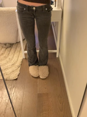 True Religion jeans - i modellen joey (lowwaist flare). säljer för används inte längre. storlek 24 men har vanligtvis storlek 32/34. Väldigt stretchiga i midjan och även vid låren. lite slitna längst ner.