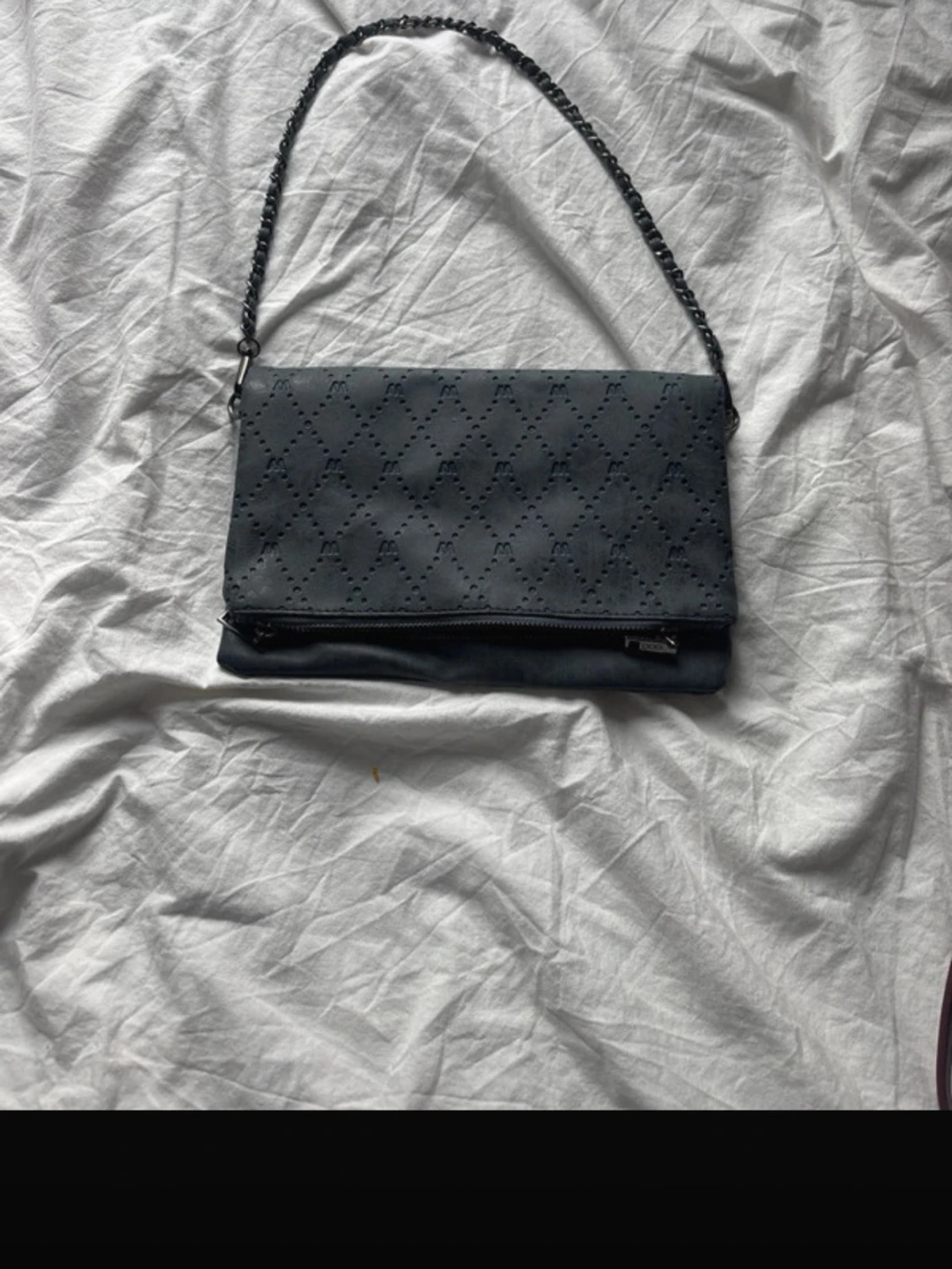 Svart axelväska med kedjerem