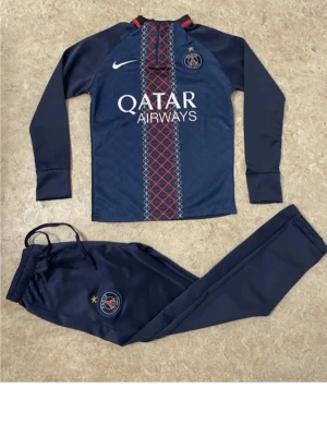Psg kit - Säljer psg tröja och byxor storlek s på tröjan och ungifär xs på byxorna borde passa barn som är ungifär 1,60-65 