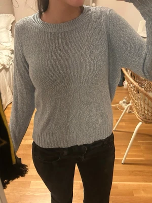 Ljusblå stickad tröja  - Helt ny oanvänd stickad tröja ifrån HM, i storleken xs. I perfekt skick, inga nopprar hål eller liknande.  Skriv om ni har frågor, vill ha fler bilder, mått eller komma med prisförslag💘💘