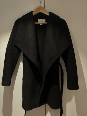 Svart omlottkappa från Vila - Svart kappa från Vila, köpt för 899, säljer för 349