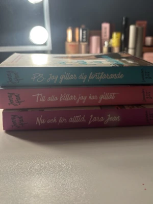 Till alla killar jag har gillat / PS. Jag gillar dig fortfarande / Nu och för alltid, Lara Jean - Populära trilogi av Jenny Han! Perfekt för dig som älskar romantik, vänskap och drama. 
